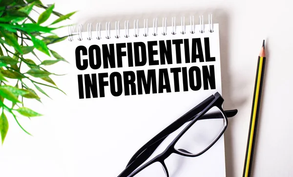 Confidentiële Informatie Geschreven Een Wit Notitieboekje Naast Een Potlood Zwart — Stockfoto