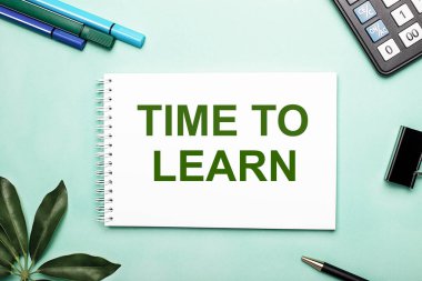 Time to Learn, kırtasiyenin ve Scheffler kağıdının yanındaki mavi arka planda beyaz bir sayfaya yazılır. Harekete geçin. Motivasyon kavramı