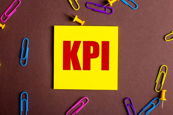 Слово Kpi Ключевые Показатели Производительности Написано Красным Цветом Желтой Наклейке — стоковое фото