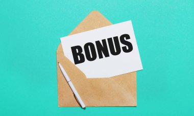 Yeşil bir arkaplanda açık bir el işi zarfı ve üzerinde BONUS yazılı bir kart var..