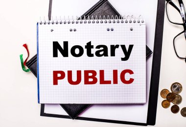 Hafif bir arka plan gözlüğü, bozuk paralar ve üzerinde 