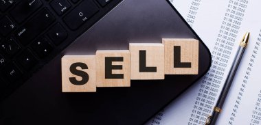 SELL kelimesi kalemin yanındaki klavyede tahta küplere yazılır..