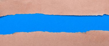 Kahverengi kağıt arasında mavi bir kağıt şeridi. Metin eklenecek yer. Yukarıdan görüntüle