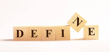 Hafif bir arkaplanda, metni DEFine olan ahşap küpler.