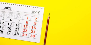 Sarı arka plan takvimi 2021 ve kırmızı kalemle. Kopyalama alanı olan üst görünüm.