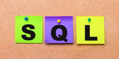 Bej bir arkaplanda, SQL sözcüğüyle notlar için çok renkli çıkartmalar
