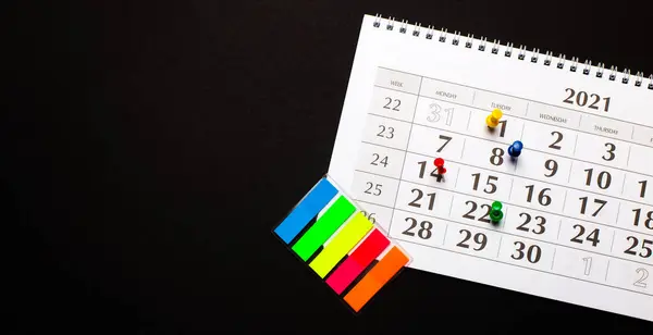 Calendario Con Fechas Marcadas Pegatinas Brillantes Sobre Fondo Negro Vista — Foto de Stock