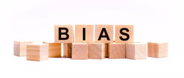 Hafif arkaplanda, BIAS yazılı tahta küpler