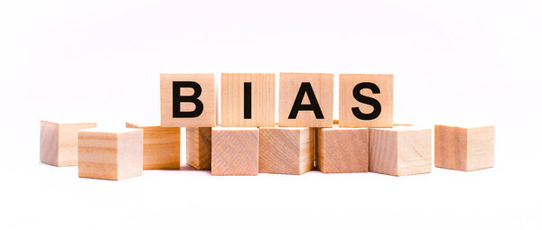 На светлом фоне, деревянные кубики с текстом BIAS
