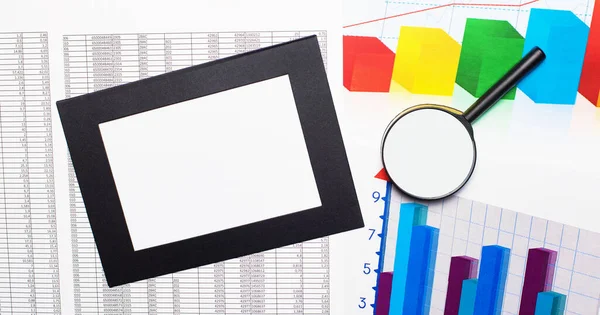 Kolorowe Mapy Raporty Szkło Powiększające Kartka Papieru Ramce Pulpicie Widok — Zdjęcie stockowe