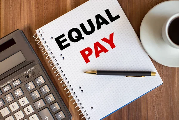 Equal Pay Написаний Білому Блокноті Біля Калькулятора Чашки Кави Темному — стокове фото