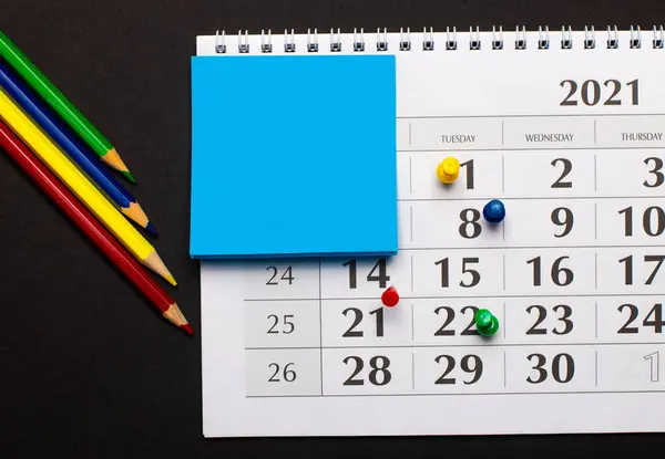 Calendario Tiene Papel Nota Azul Claro Lápices Colores Cercanos Sobre — Foto de Stock