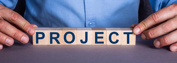 Das Wort Projekt Wird Von Einem Mann Aus Holzwürfeln Zusammengesetzt — Stockfoto