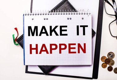 Hafif bir arka plan gözlüğü, bozuk paralar ve üzerinde yazılar olan bir defter. İş konsepti