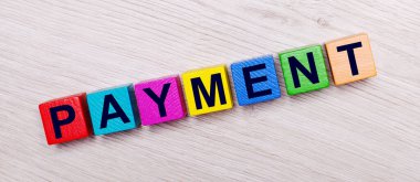 Açık ahşap bir arka planda, çok renkli parlak tahta küplerde 