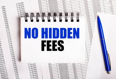 Masanın üzerinde mavi bir kalem ve üzerinde 