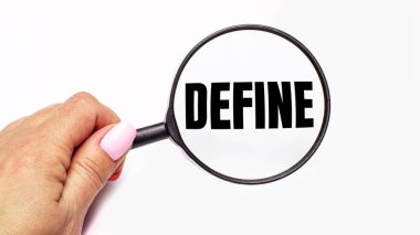 Kadının elinde bir büyüteç var. Üzerinde DEFine yazıyor.