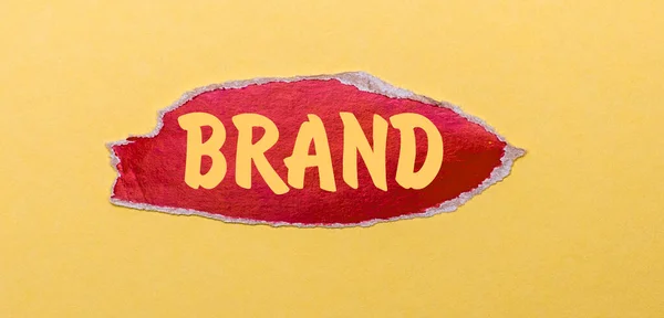 Žlutém Pozadí List Červeného Papíru Slovem Brand — Stock fotografie
