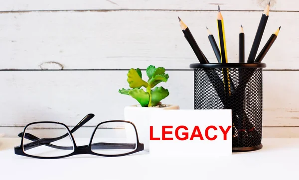 Ordet Legacy Skrivs Ett Vitt Visitkort Bredvid Pennor Stativ Och — Stockfoto
