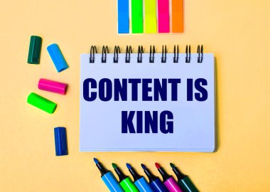 Bej bir arka planda, içinde 