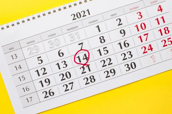 Fondo Amarillo 2021 Calendario Con Número Círculo Rojo — Foto de Stock