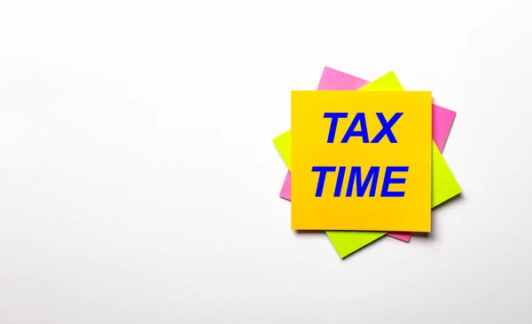 Ljus Bakgrund Ljusa Flerfärgade Klistermärken Med Texten Tax Time Kopiera — Stockfoto
