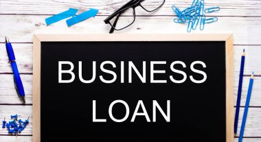 İş kredisi, mavi ataç, kalem ve kalemlerin yanında siyah bir not panosuna yazılmış..