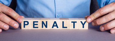 PENALTY kelimesi bir adam tarafından tahta küplerden oluşur. İş konsepti