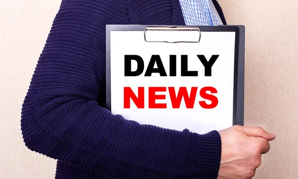 Daily News Written White Sheet Held Man Standing Sideways — Stock Photo, Image