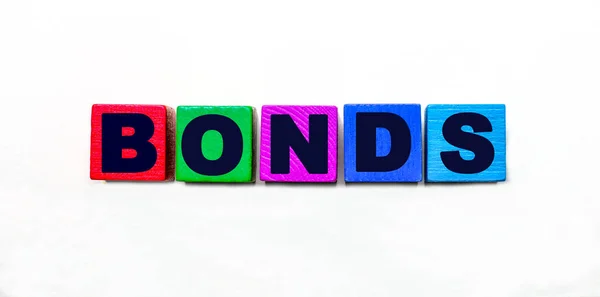 Palabra Bonds Está Escrita Cubos Colores Sobre Fondo Claro — Foto de Stock