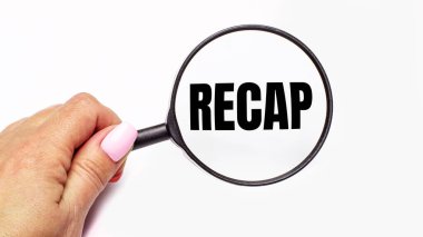 Kadının eli, üzerinde RECAP yazan bir büyüteç tutuyor.