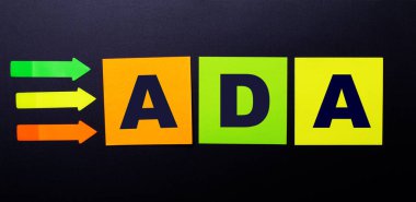 Siyah arkaplanda ADA metniyle birlikte çok renkli kağıt çıkartmaları