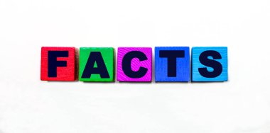 FACTS kelimesi açık arkaplanda renkli küplere yazılır