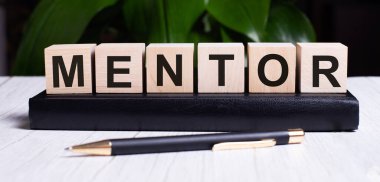 MENTOR kelimesi günlüğün sapının yanındaki tahta küplerin üzerine yazılmıştır..