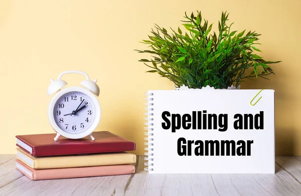 Spelling Grammar Jest Zapisany Notatniku Obok Zielonej Rośliny Białego Budzika — Zdjęcie stockowe