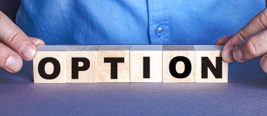 Optiyon kelimesi bir insan tarafından tahtadan yapılmış küplerden oluşur. İş konsepti