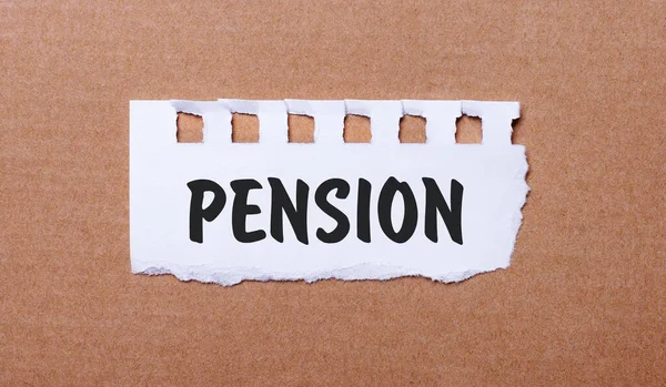 在棕色的背景上 白色的纸 上面刻着 Pension — 图库照片