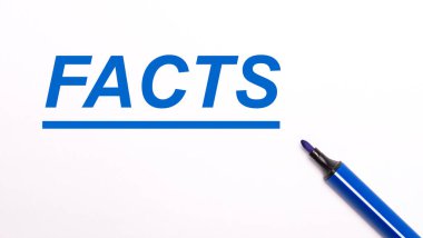 Açık bir arkaplanda, açık mavi bir keçeli kalem ve metin FACTS