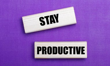 Parlak arkaplanda, parlak ahşap bloklar ile metin KALDI