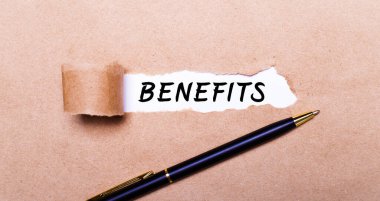 Yırtık Kraft kağıdı, beyaz arkaplan ve BENEFITS metni. Yakınlarda siyah bir kol var. Yukarıdan görüntüle