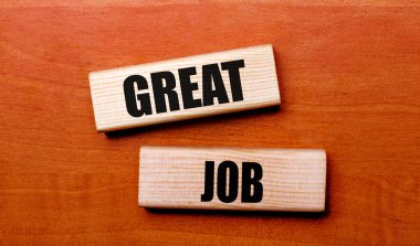 Ahşap bir masanın üzerinde iki tahta blok ve harika bir iş var.