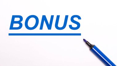 Açık bir arkaplanda, açık mavi bir keçeli kalem ve BONUS metni