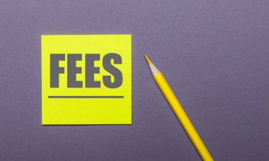 Gri bir arka planda, parlak sarı bir kalem ve üzerinde 