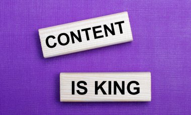 Parlak arkaplanda, parlak ahşap bloklar ve metin içeriği kral.