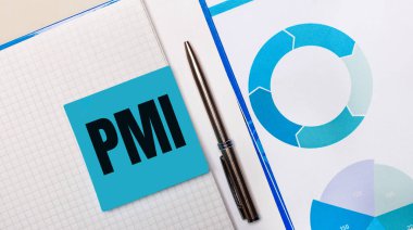 Mavi yapışkan notla PMI Proje Yönetim Enstitüsü ve mavi çizelge arasında bir kalem var. İş konsepti. Yukarıdan görüntüle