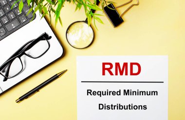 Ar-Ge Gereken Minimum Dağıtımlar, bir dizüstü bilgisayar, kalem, büyüteç, gözlük ve yeşil bitkinin yanındaki açık sarı arka planda beyaz bir kağıt parçasına kırmızı ile yazılmıştır..