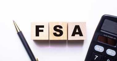 FSA Esnek Harcama Hesabı, arka planda bir kalem ve hesap makinesi arasındaki tahta küplere yazılır..