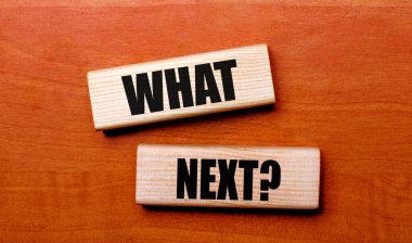 Tahta bir masanın üzerinde iki tahta blok var. Sırada ne var?