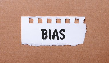 Kahverengi arka planda, BIAS yazılı beyaz kağıt