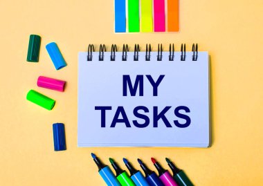 Bej bir arka planda, üzerinde 